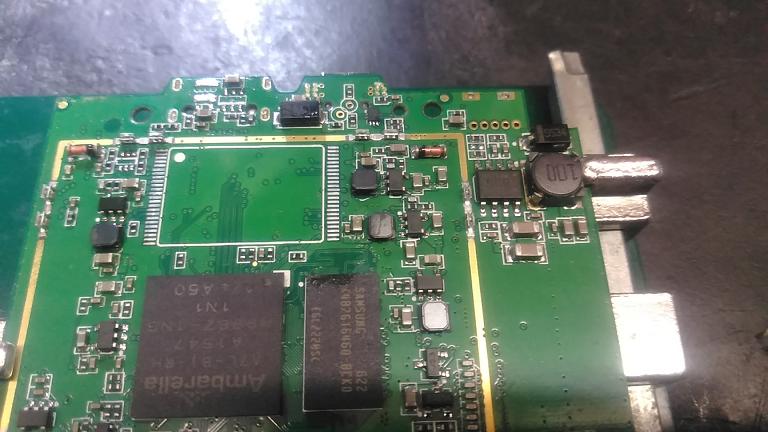 4. Снимаем аккуратно с платы флеш память и очищаем их от остатков флюса